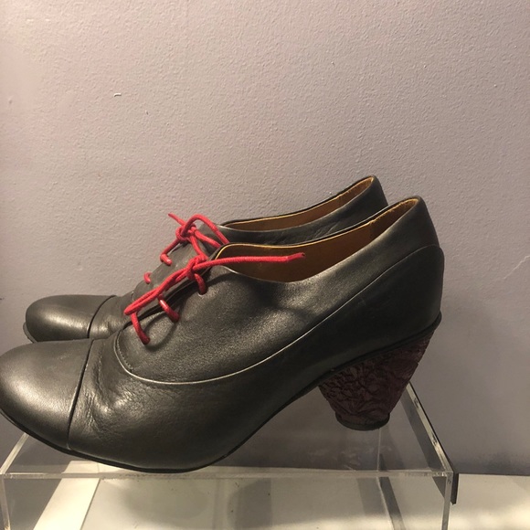 Fly London Shoes - Fly London size 38 heels Oxford with red carved heel